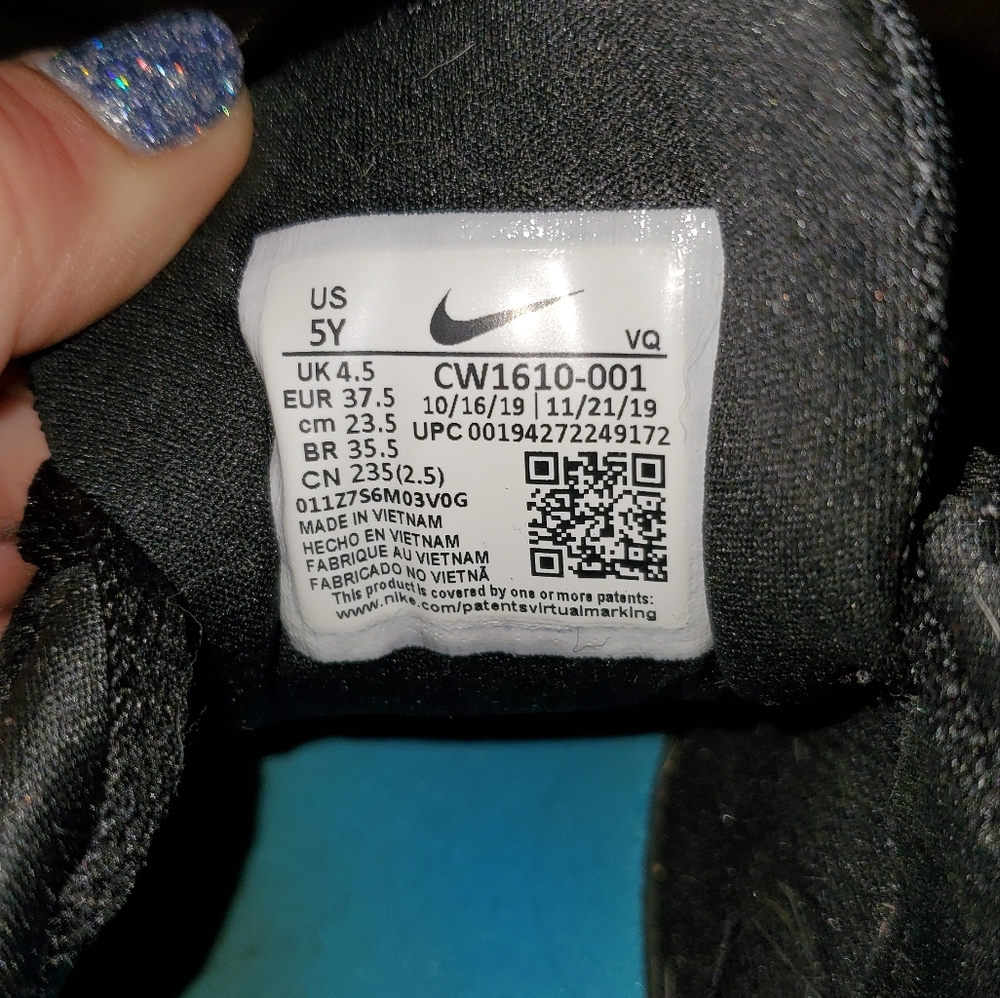 Nikes - Picture 5 of 6